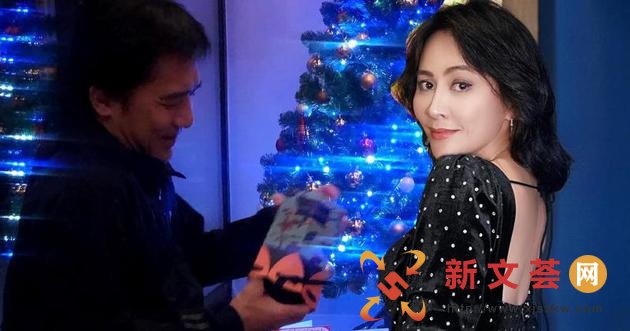 不知道梁朝伟手中这份礼物,是不是太太刘嘉玲送的?