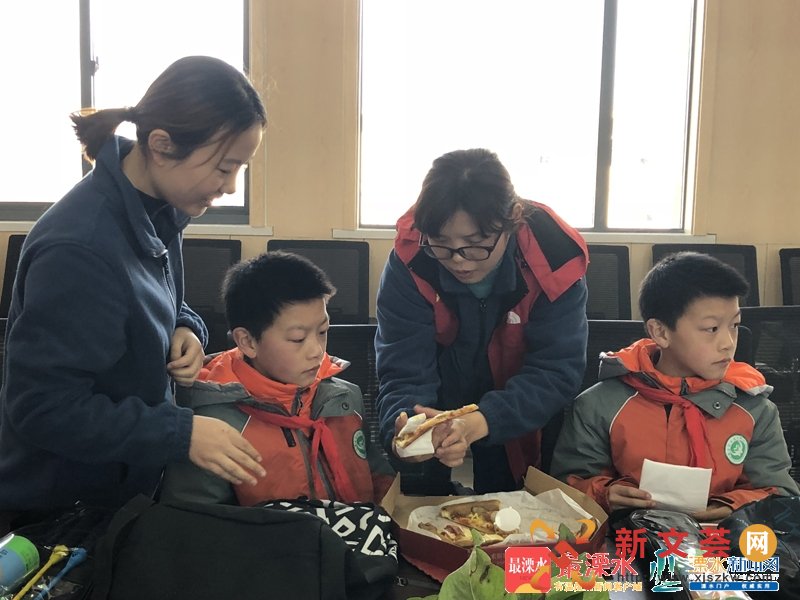 大手牵小手 爱心伴成长.jpg 大手牵小手 爱心伴成长.jpg