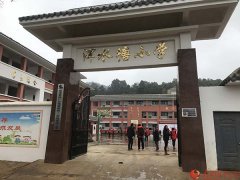 为学生送去冬日温暖探访梅赛德斯-奔驰希望小学