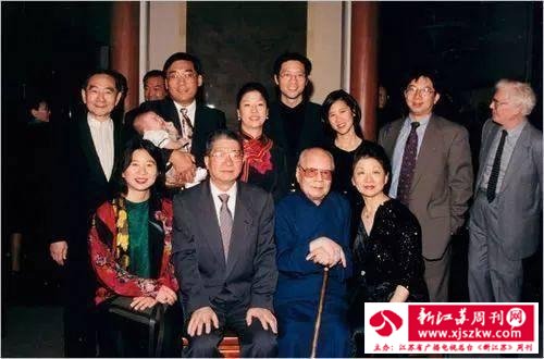 (王己千及其家族成员,前排右二为其儿子王守昆,右四为女儿王娴歌)