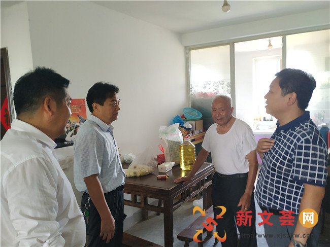 南京六合送駕社區“八一”走訪慰問退伍老兵