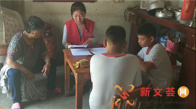 南京江寧安民社區團支部走訪困境青少年家庭