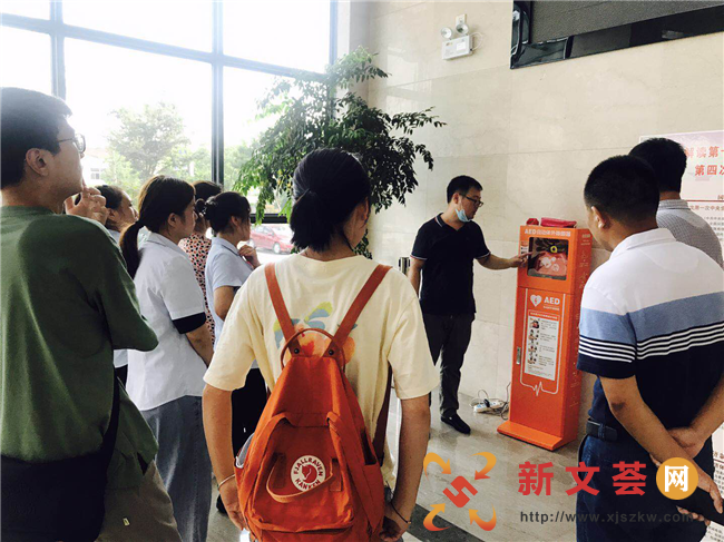 南京六合龙池街道便民服务中心 安装“救命神器”AED