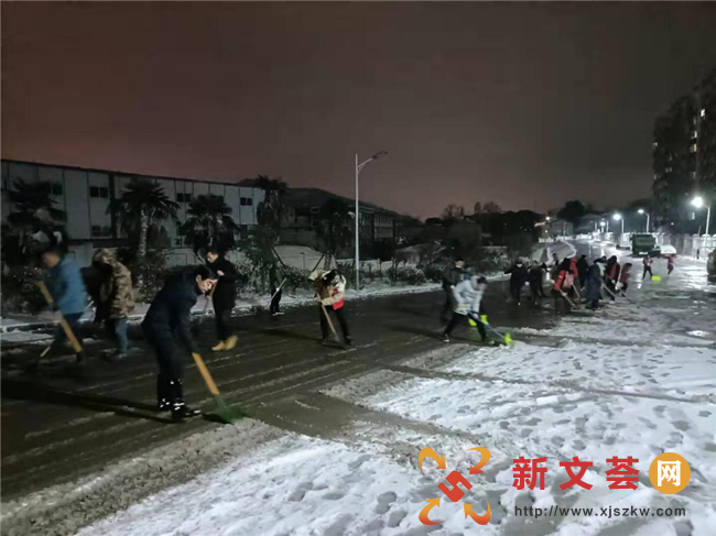 南京江宁汤山街道汤山社区连夜开展扫雪行动