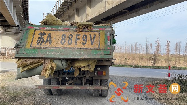 南京六合雄州城管迅捷查处偷倒垃圾行为