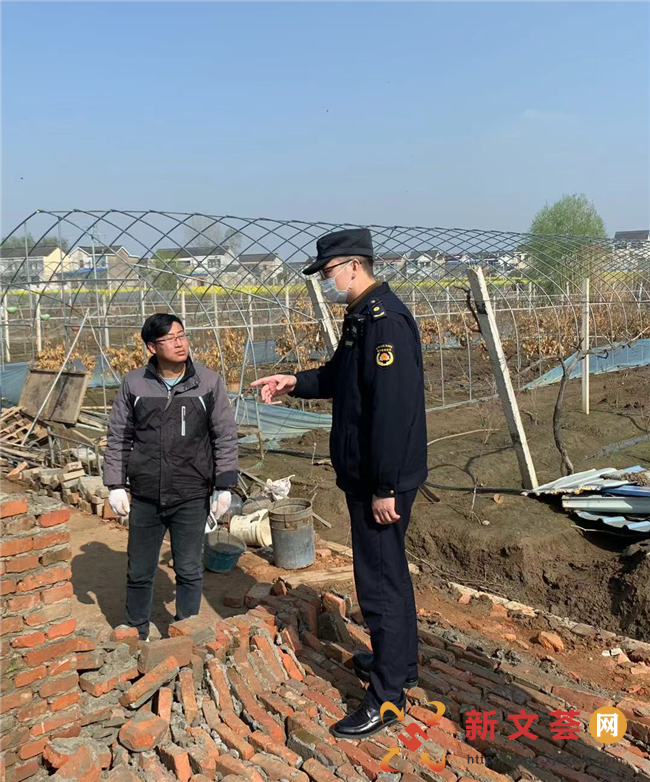 南京六合城管雄州中队：农场违规盖猪圈  城管发现及时拆除