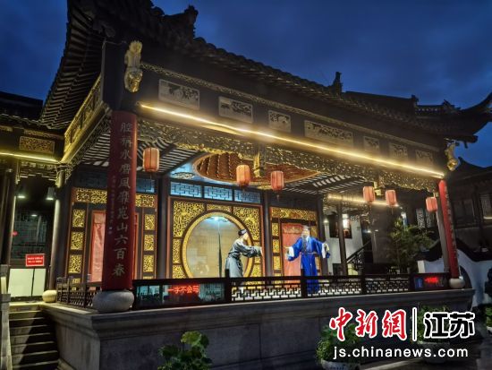 演员在周庄古戏台上表演昆剧。钟升 摄