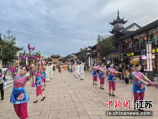 “财韵水乡·国潮大秀”吸引游客观赏。钟升 摄