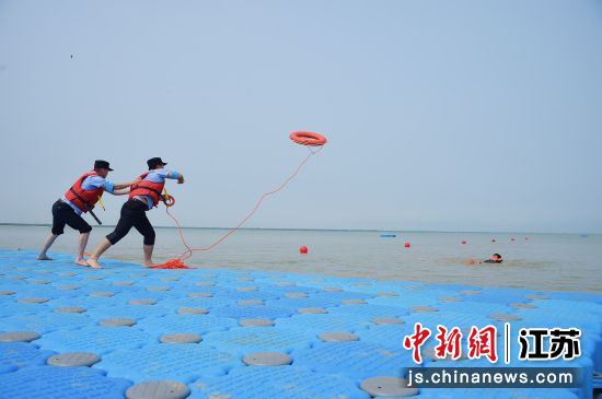 水上救援演练现场。孙明建 摄 水上救援演练现场。孙明建 摄