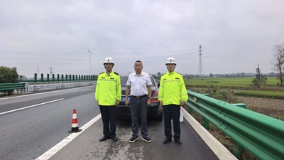 河南交投信阳第三支部淮滨中队：风雨守高速，保障道路安全
